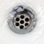 Verstopfungsfreie Abflüsse: Wie man die Dusche zu Hause effektiv reinigt