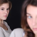 Wie man Neid in Sekundenschnelle erkennt: die Signale, die man